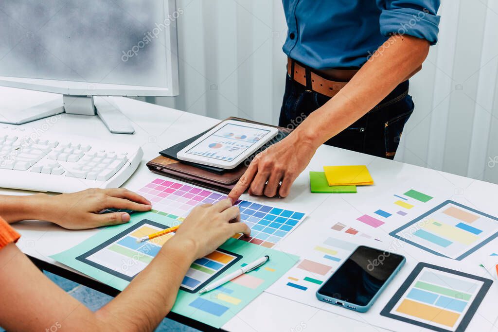 A Designer team and website designers are collaborating to develop a website using the ux ui system to match with the smartphone system. Ux ui system learning concepts for application development