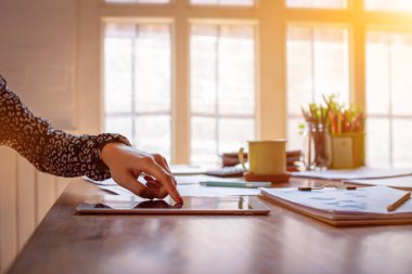 Coronavirus covid-19 salgını sırasında enfeksiyonu önlemek ve hastalığı yaymak amacıyla hükümet politikalarına göre, bir kadın evde çalışmak için bir oda inşa etti..