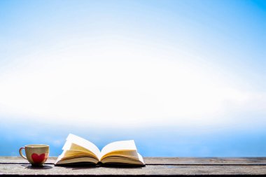 İncil, Tanrı 'ya dua etmek ve kendisini ve ailesini koruması için Tanrı' ya dua etmek amacıyla İncil 'i anlamak üzere masaya konmuştu. İncil öğrenme ve Tanrı 'ya inanç kavramı.