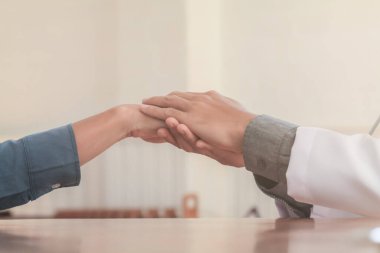 Bulanık görüntüler. Doktor, hastaların sağlığını inceliyor ve muayeneden sonra vücudu güçlendirmek için sağlık danışmanlığı yapıyor..
