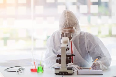 Görüntü bulanıklığı, tıbbi ekip koronavirüs koruyucu giysi ve lastik eldiven giyerek Coronavirus covid-19 'u inceledi ve salgını durdurmak için koronavirüs covid-19 aşısını araştırdı..