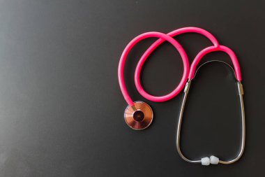 Görüntü bulanıklığı, acil durumlarda doktorun steteskopu hazırdır, hasta ya da hasta baygındır çünkü steteskop kalp atışlarını dinlemek için kullanılır..