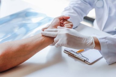 Araştırmacılar, Coronavirus covid-19 hastaları için tedavi verisi olarak virolojinin yapısını araştırıyor ve Coronavirus covid-19 'un yayılmasını önlemek için bir aşı hazırlıyorlar..