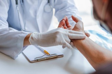 Araştırmacılar, Coronavirus covid-19 hastaları için tedavi verisi olarak virolojinin yapısını araştırıyor ve Coronavirus covid-19 'un yayılmasını önlemek için bir aşı hazırlıyorlar..