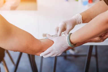Araştırmacılar, Coronavirus covid-19 hastaları için tedavi verisi olarak virolojinin yapısını araştırıyor ve Coronavirus covid-19 'un yayılmasını önlemek için bir aşı hazırlıyorlar..