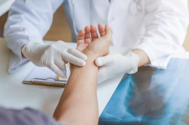 Görüntüler bulanık, doktor hastaların sağlığını inceliyor ve muayene sonrası vücudu güçlendirmek için sağlık danışmanlığı yapıyor. Doktordan sağlık danışmanı konsepti