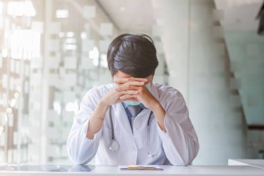 Bulanık görüntü, tıbbi ekip ve karantina kontrol koronavirüsü covid-19 Coronavirus covid-19 'un kontrolden çıkmaması için Tanrı' ya dua ediyor. Doktor Tanrı 'ya dua ediyor.