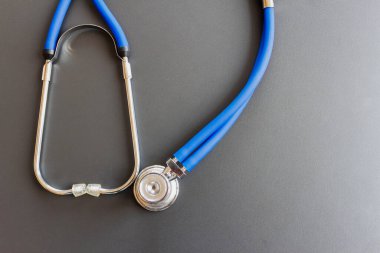 Doktorun steteskobu acil durumlarda hazırdır. Kaza geçiren bir hasta ya da steteskop kalp atışlarını dinlemek için kullanılır..