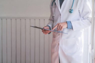 Pürüzsüz Odaklanma, hastane doktoru doğru tedavi için bir hasta muayenesi hazırlıyor..