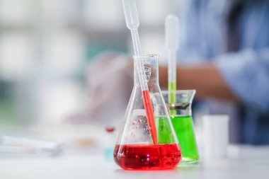 Sağlık ekibi Coronavirus Covid-19 'u incelemek ve salgını durdurmak için Coronavirus Covid-19 aşısını araştırmak için bir koronavirüs koruyucu giysisi ve lastik eldiven giydi..