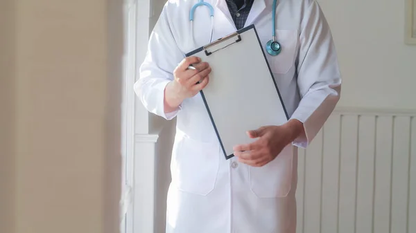 Blurred Images Doctors Carrying Clipboards History Patients Awaiting Diagnosis Doctor — Stock Photo, Image