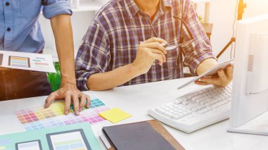 Web sitesi tasarımcılarından oluşan bir ekip, akıllı telefonun ön tarafındaki ux ui sistemi ile görüntüleme biçimini belirlemek için programlar yazıyorlar ve katman oluşturuyorlar..