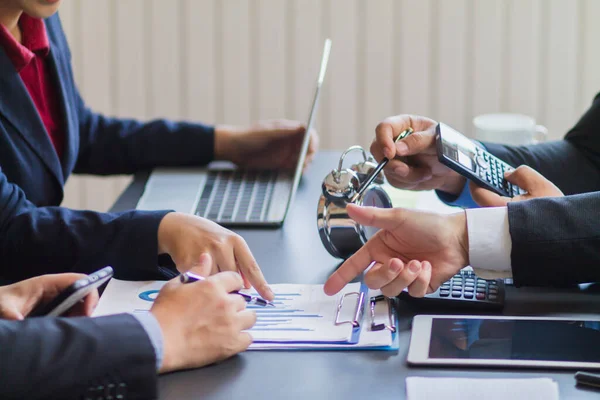 Gruppi Lavoro Investitori Stanno Discutendo Gli Investimenti Riassumendo Risultati Annuali — Foto Stock