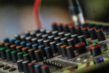 Her gerçek performanstan önce Soft Focus ve Görüntü, ses kontrol panelleri ve görüntü yönetimi için güç yükselticisi kurulur ve ses ve güç amplifikatörü panelleri kontrol edilmelidir.