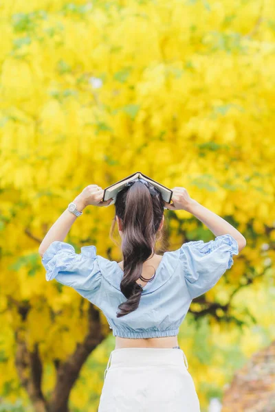 Weibliche Touristen Gehen Fuß Die Schöne Gelb Blühende Cassia Fistel — Stockfoto