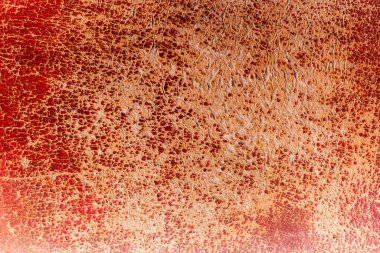 Eski kum torbasının arka plan bulanıklığı derinin yüzeyi bir yumruktan etkilenir çünkü boks kampında kum torbaları yapmak için deri yüzeyi kullanılır.