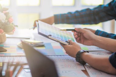 Bulanık resimler, bir grup web tasarımcısı UI / UX Front Designer Preview ile mobil yanıt veren bir web sitesi geliştirmek için birlikte çalışıyorlar. Web sitesi geliştirme konsepti UI / UX ön uç tasarımcısı.