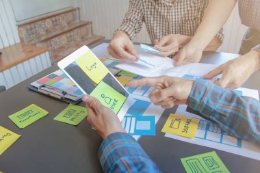 Bulanık resimler, bir grup web tasarımcısı UI / UX Front Designer Preview ile mobil yanıt veren bir web sitesi geliştirmek için birlikte çalışıyorlar. Web sitesi geliştirme konsepti UI / UX ön uç tasarımcısı.