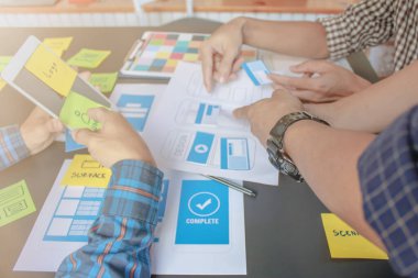 Bulanık resimler, bir grup web tasarımcısı UI / UX Front Designer Preview ile mobil yanıt veren bir web sitesi geliştirmek için birlikte çalışıyorlar. Web sitesi geliştirme konsepti UI / UX ön uç tasarımcısı.