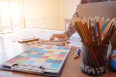 Bulanık resimler, bir grup web tasarımcısı UI / UX Front Designer Preview ile mobil yanıt veren bir web sitesi geliştirmek için birlikte çalışıyorlar. Web sitesi geliştirme konsepti UI / UX ön uç tasarımcısı.