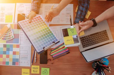 Bulanık resimler, bir grup web tasarımcısı UI / UX Front Designer Preview ile mobil yanıt veren bir web sitesi geliştirmek için birlikte çalışıyorlar. Web sitesi geliştirme konsepti UI / UX ön uç tasarımcısı.