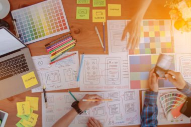Bulanık resimler, bir grup web tasarımcısı UI / UX Front Designer Preview ile mobil yanıt veren bir web sitesi geliştirmek için birlikte çalışıyorlar. Web sitesi geliştirme konsepti UI / UX ön uç tasarımcısı.