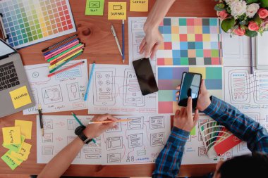Bulanık resimler, bir grup web tasarımcısı UI / UX Front Designer Preview ile mobil yanıt veren bir web sitesi geliştirmek için birlikte çalışıyorlar. Web sitesi geliştirme konsepti UI / UX ön uç tasarımcısı.