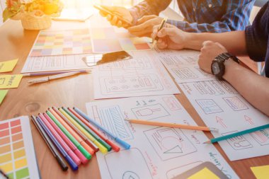 Bulanık resimler, bir grup web tasarımcısı UI / UX Front Designer Preview ile mobil yanıt veren bir web sitesi geliştirmek için birlikte çalışıyorlar. Web sitesi geliştirme konsepti UI / UX ön uç tasarımcısı.