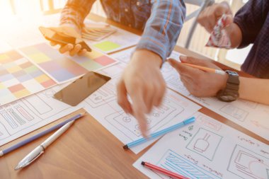 Bulanık resimler, bir grup web tasarımcısı UI / UX Front Designer Preview ile mobil yanıt veren bir web sitesi geliştirmek için birlikte çalışıyorlar. Web sitesi geliştirme konsepti UI / UX ön uç tasarımcısı.