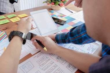 Bulanık resimler, bir grup web tasarımcısı UI / UX Front Designer Preview ile mobil yanıt veren bir web sitesi geliştirmek için birlikte çalışıyorlar. Web sitesi geliştirme konsepti UI / UX ön uç tasarımcısı.