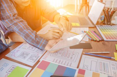 Bulanık resimler, bir grup web tasarımcısı UI / UX Front Designer Preview ile mobil yanıt veren bir web sitesi geliştirmek için birlikte çalışıyorlar. Web sitesi geliştirme konsepti UI / UX ön uç tasarımcısı.