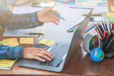 Bulanık resimler, bir grup web tasarımcısı UI / UX Front Designer Preview ile mobil yanıt veren bir web sitesi geliştirmek için birlikte çalışıyorlar. Web sitesi geliştirme konsepti UI / UX ön uç tasarımcısı.