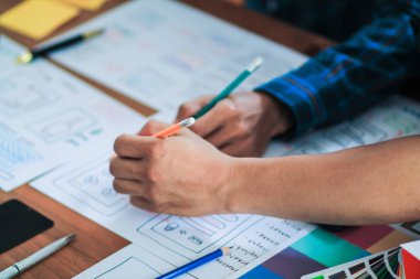 Bulanık resimler, bir grup web tasarımcısı UI / UX Front Designer Preview ile mobil yanıt veren bir web sitesi geliştirmek için birlikte çalışıyorlar. Web sitesi geliştirme konsepti UI / UX ön uç tasarımcısı.