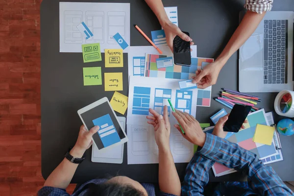 Bulanık resimler, bir grup web tasarımcısı UI / UX Front Designer Preview ile mobil yanıt veren bir web sitesi geliştirmek için birlikte çalışıyorlar. Web sitesi geliştirme konsepti UI / UX ön uç tasarımcısı.