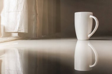 Pürüzsüz Odaklanma ve Yumuşak Odaklanma, sıcak kahve bir fincan kahve yatak odası zeminine yerleştirildi Sabah pencerenin yanında kahve içmek için hazırlanmak için.