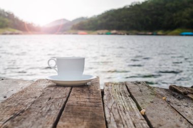 Yerde duran bir fincan kahvenin içindeki sıcak kahve işten önce kahve içmek için kullanılıyordu. Kafeinli içecekler içme fikri beyni uyaracaktır..