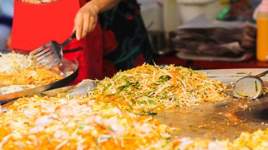 Pad Thai menüsünün bulanık görüntüleri, Pad Thai, Tayland 'da Yürüyen Cadde veya Sokak Yemekleri' nde popüler olan ve Pad Thai 'nin yürürken kolay taşınıp yenmesi kolay bir yemektir..