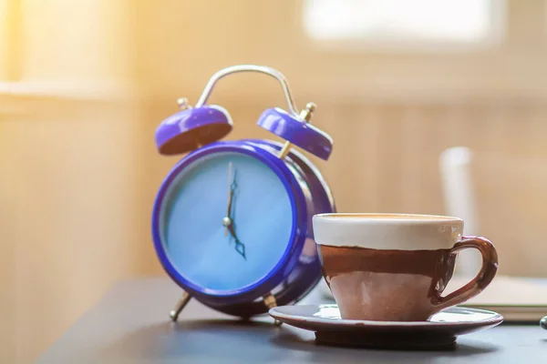 Despertador Definido Pela Janela Pela Manhã Lado Xícara Café Usado — Fotografia de Stock