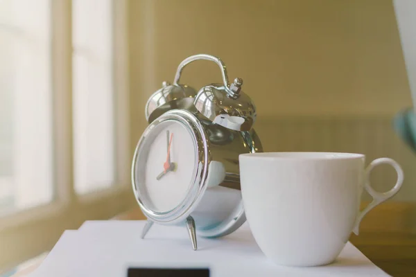 Relógios Alarme Canecas Café São Colocados Uma Mesa Madeira Pela — Fotografia de Stock