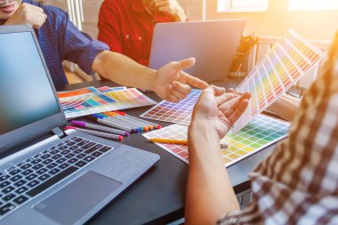 Web tasarımcılarından oluşan bir ekip, UI / UX Front End Designer Preview ile mobil yanıt veren bir web sitesi oluşturmak için birlikte çalışıyor. Web sitesi geliştirme konsepti UI / UX ön uç tasarımcısı