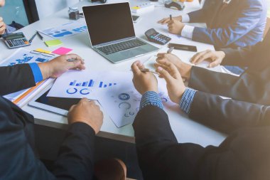 Toplantı odasındaki iş adamları iyi iş karları elde etmek için birbirleriyle tanışıp danışıyorlar. Yatırımcılar arasında bilgi alışverişinde bulunma ve danışma kavramları