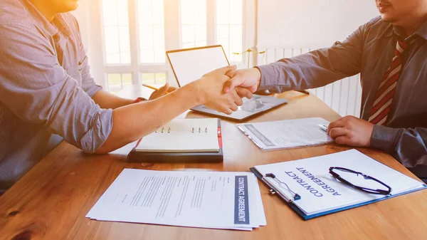 Der Anwalt Berät Derzeit Über Rechtliche Vertragsunterlagen Die Als Vertrag — Stockfoto