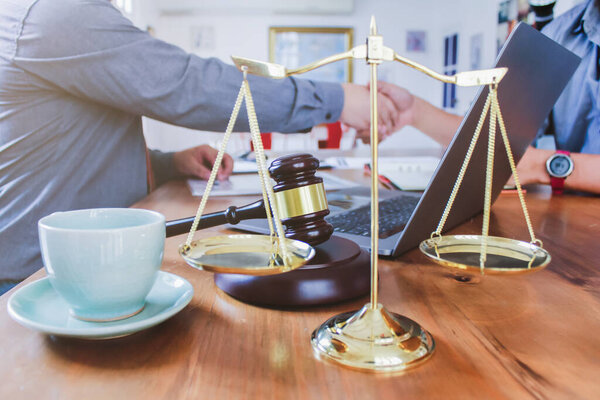 Адвокат в настоящее время консультирует по юридическим контрактным документам, которые будут использоваться в качестве контракта между инвесторами, чтобы подписать согласие на инвестирование в ведение бизнеса вместе.