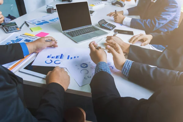 Gli Uomini Affari Nella Sala Riunioni Introducono Consultano Ottenere Buoni — Foto Stock