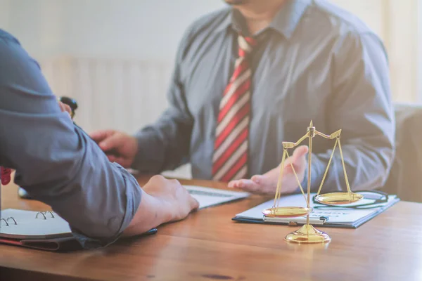 Advocaat Raadpleegt Momenteel Juridische Contractdocumenten Die Moeten Worden Gebruikt Als — Stockfoto