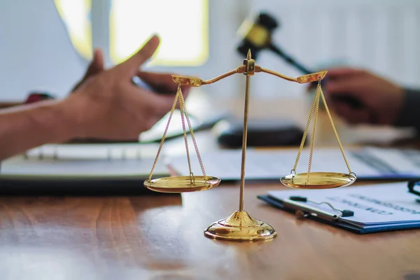 Süsleme ve yargı sürecinde adalet sembolü olarak kullanılmak üzere avukatın ofisindeki masalara pirinç pullar konur..