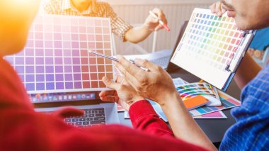 Web tasarımcılarından oluşan bir ekip, UI / UX Front End Designer Preview ile mobil yanıt veren bir web sitesi oluşturmak için birlikte çalışıyor. Web sitesi geliştirme konsepti UI / UX ön uç tasarımcısı