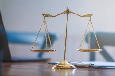 Süsleme ve yargı sürecinde adalet sembolü olarak kullanılmak üzere avukatın ofisindeki masalara pirinç pullar konur..