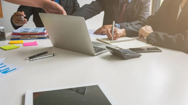 Smooth Focus Grupp Affärsmän Som Rekommenderar Och Ger Råd Investeringar — Stockfoto