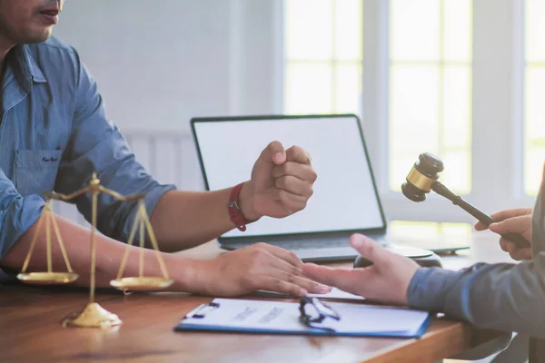 Empresarios Que Están Estresados Por Bancarrota Están Rompiendo Contrato Frente — Foto de Stock